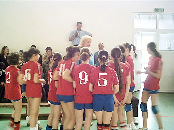 După orele de sport, profesorul Silvestru Toma Dragoş urmărea fetele la toaletă