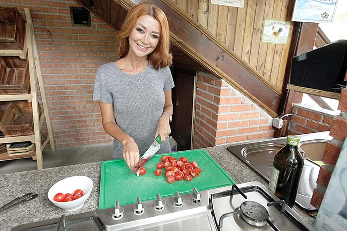 Uite cum îşi menţine Denisa de la Bambi greutatea de 52 kg!