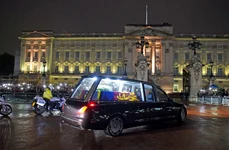 Regina a ajuns acasă! Pentru ultima oară la Palatul Buckingham jpg