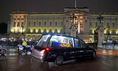 Regina a ajuns acasă! Pentru ultima oară la Palatul Buckingham jpg