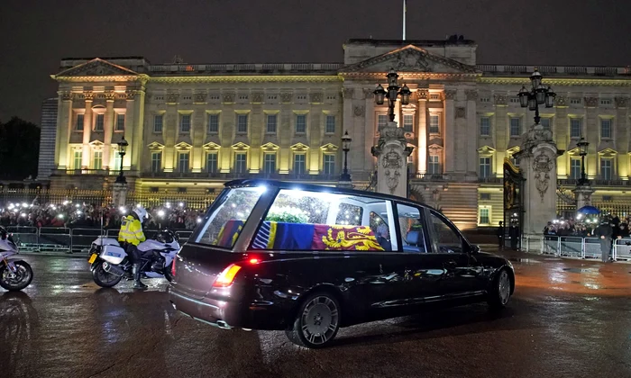 Regina a ajuns acasă! Pentru ultima oară la Palatul Buckingham jpg