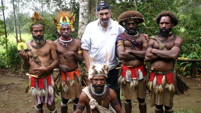 Albert Podell şi-a făcut prieteni printre băştinaşii din Papua Noua Guinee. FOTOGRAFII Arhiva personală