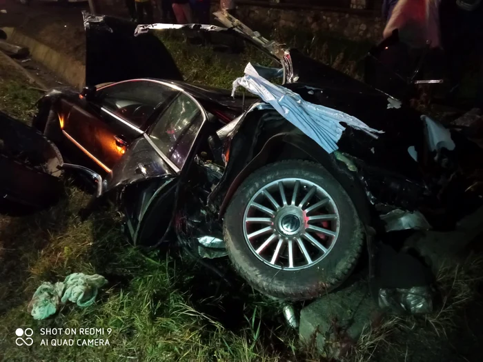 Mașina s-a făcut praf . Foto ISU Argeș