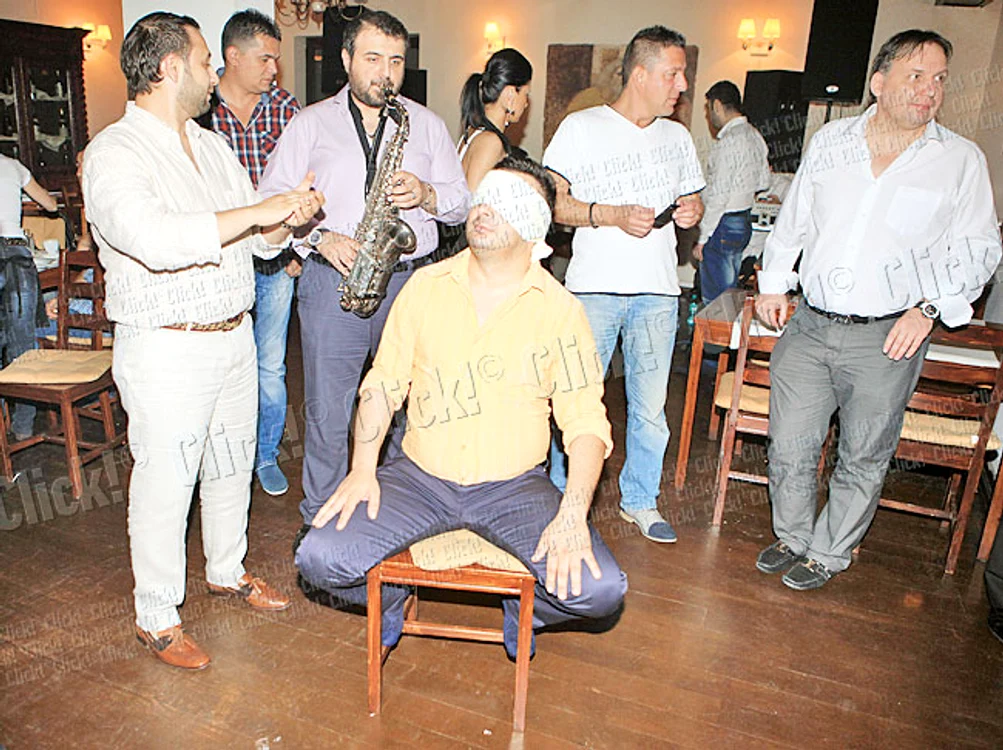 La un moment dat, manelistul a fost aşezat pe un scaun şi legat la ochi