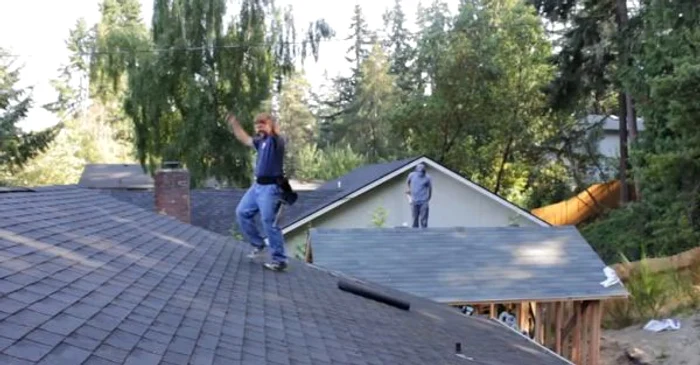 
    Muncitorul dansează samba în stil propriuSursă foto: Captură Youtube  