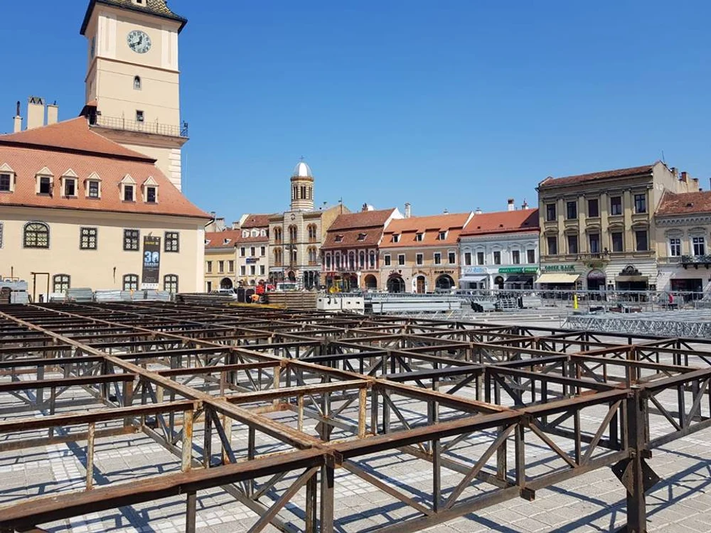 Scena din Piaţa Sfatului a început să fie ridicată Foto: arhivă personală