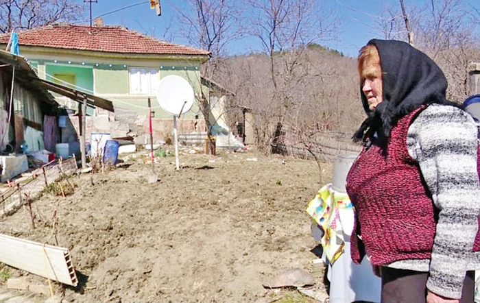 Tanti Riţa a rămas singură  în toată localitatea. Fotografii: Adevărul