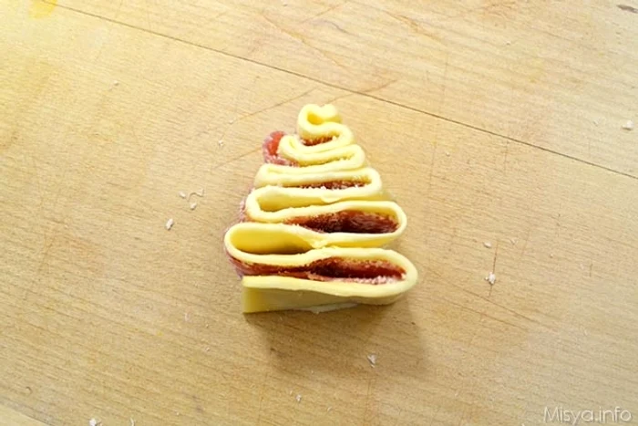 Așa trebuie să arate brăduții din foietaj, înainte de a fi introduși în cuptor