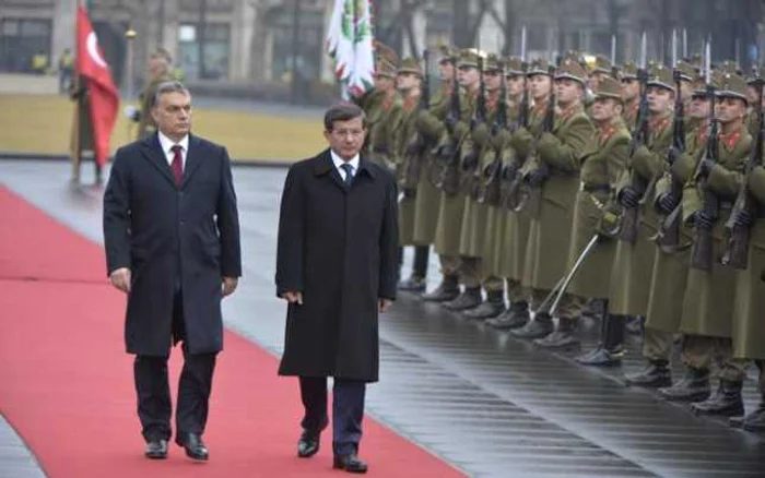 Premierul ungar Viktor Orban l-a primit cu onoruri militare pe omologul său turc Ahmet Davutoglu