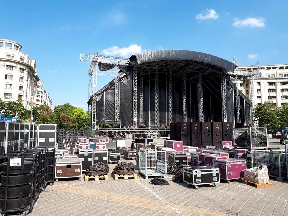 Așa arăta scena din Piața Constituției cu două zile înainte de concert