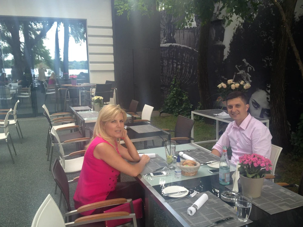 Elena Udrea împreună cu Liviu Preda, fanul său cu numărul 50.000. (Foto: arhiva personală)