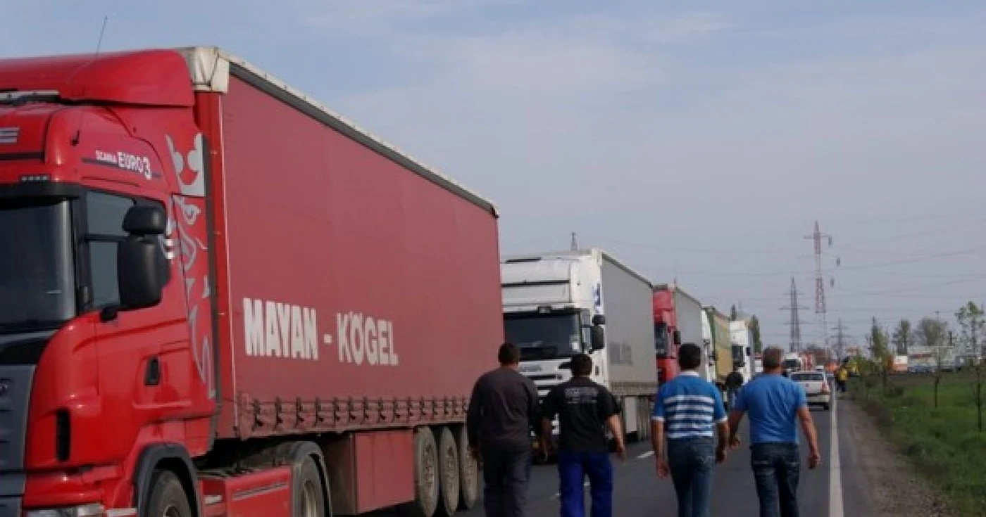 Coada de TIR-uri a afectat şi circulaţia celorlalte autovehicule