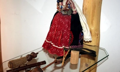 „Jucării de odinioară”   o expozitie ce merita vizionată jpeg