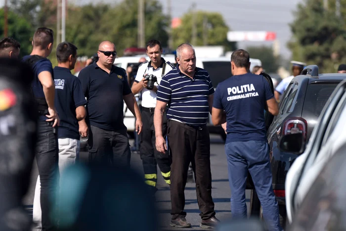 Gheorghe dincă este îmbrăcat curat, decent, pare odihnit, relaxat și cooperează cu polițiștii