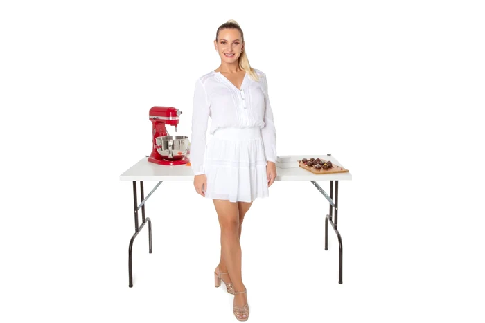 Frumoasa antreprenoare îşi promovează produsele în zona online