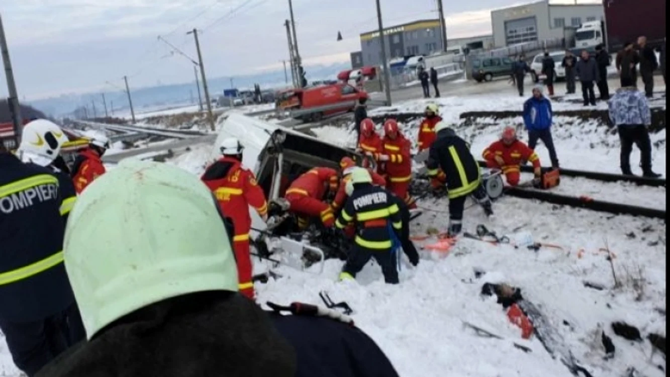 
    O dubă a fost lovită de tren, în comuna ScheiaFoto: ISU Suceava  