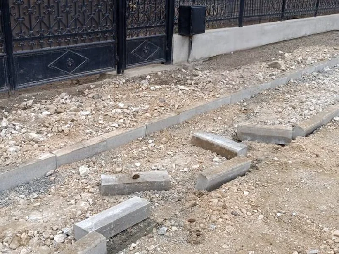 Lucrările la DJ 137, afectate de distrugerea bordurilor. FOTO: CJ Harghita