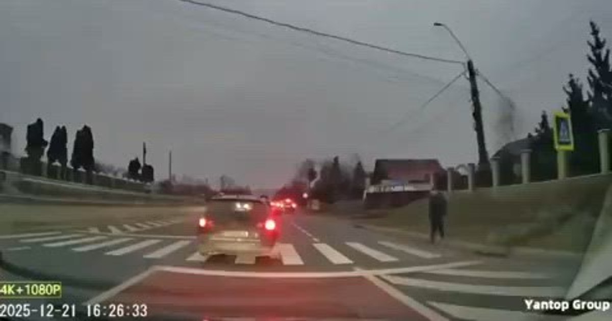 Șapte mașini și o lecție de răbdare: tânărul obligat să aștepte pentru a traversa strada stârnește indignare online