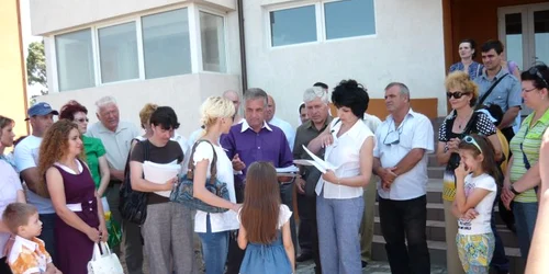 Unii au primit contractele, dar nu au voie să semneze toate foile