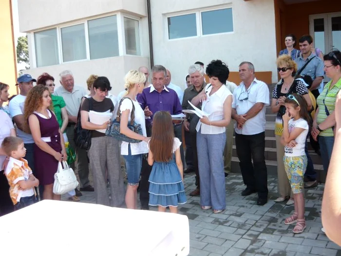 Unii au primit contractele, dar nu au voie să semneze toate foile