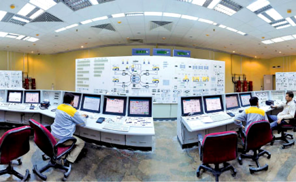 Operatori iranieni monitorizează computerele din sala de control a centralei nucleare de la Bushehr (Reuters)