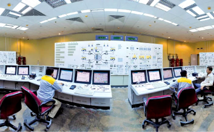 
    Operatori iranieni monitorizează computerele din sala de control a centralei nucleare de la Bushehr (Reuters)  