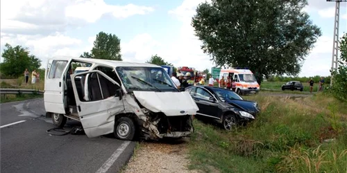 Microbusul românilor s-a lovit de o maşină de lux sursa: infoajka.hu