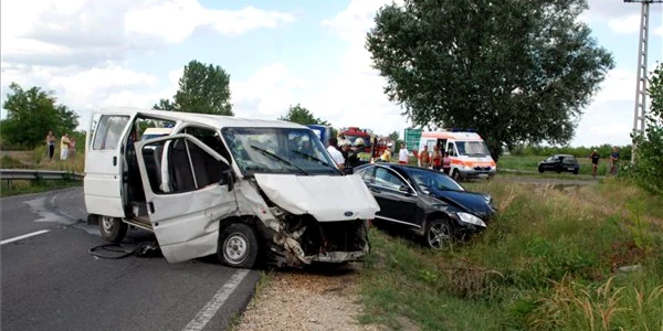Microbusul românilor s-a lovit de o maşină de lux sursa: infoajka.hu