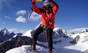 17 mai: Alpinistul Constantin Lăcătuşu a devenit primul român care a atins vârful Everest  jpeg