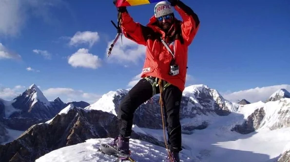 17 mai: Alpinistul Constantin Lăcătuşu a devenit primul român care a atins vârful Everest  jpeg