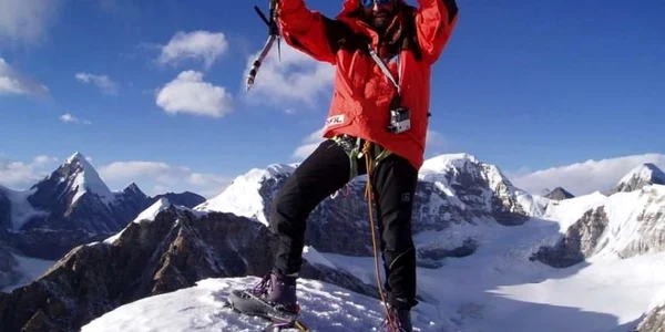 17 mai: Alpinistul Constantin Lăcătuşu a devenit primul român care a atins vârful Everest  jpeg
