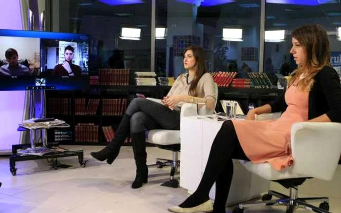 Larisa Din (plan secund), consilier EDMUNDO, şi Raluca Apostol (prim plan), PR & Marketing Manager EDUCATIVA, în studioul Adevărul LiveFOTO David Muntean