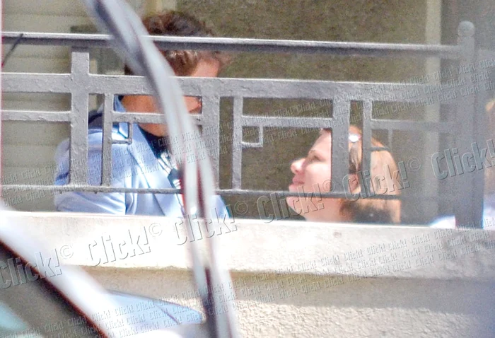 Hair-stilista se uită, pătimaş, la Cătălin