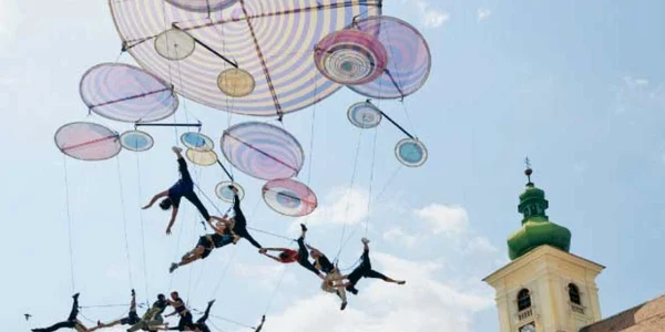 În Piaţa Mare, trupa Voala Project (Spania/Argentina) a susţinut un impresionant spectacol de acrobaţie  aeriană, intitulat „În ape“ 