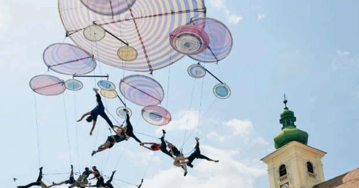 În Piaţa Mare, trupa Voala Project (Spania/Argentina) a susţinut un impresionant spectacol de acrobaţie aeriană, intitulat „În ape“