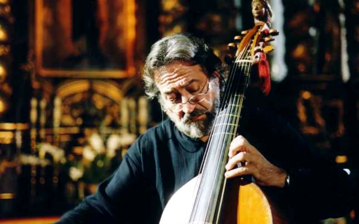 Jordi Savall a cântat la Calais pentru refugiaţi