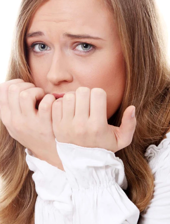 
    Acasă, folosiţi mănuşi subţiri din bumbac sau bandajaţi-vă unghiile cu leucoplast.  