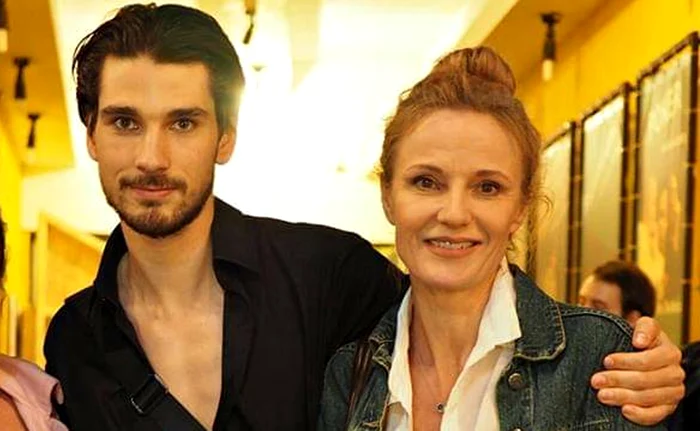 Cei doi sunt împreună  şi acasă, şi la teatru 