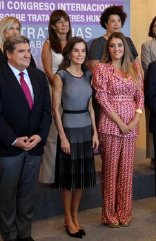 Regina Letizia în rochia Hugo Boss la Malaga. FOTO: Profimedia