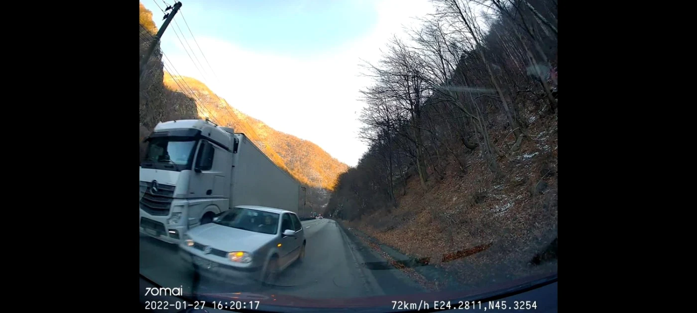 Depăşire criminală surprinsă cu o cameră de bord pe Valea Oltului la Apeduct Brezoi în Vâlcea pe DN 7 Foto FB Ognstant Alexandru