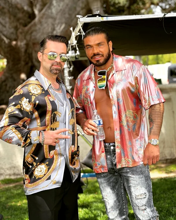 Yosif Eudor Mohaci alături de un coleg într-o pauză de filmări