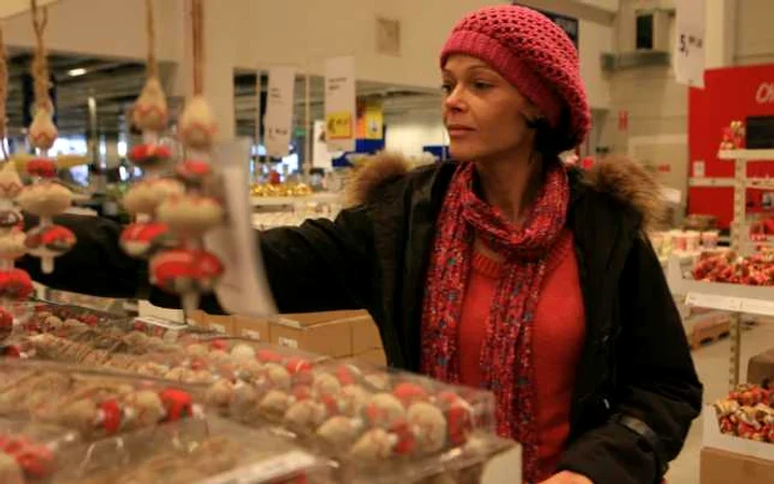 Pe rafturile hipermarketurilor au apărut decorațiunile de Sărbători
