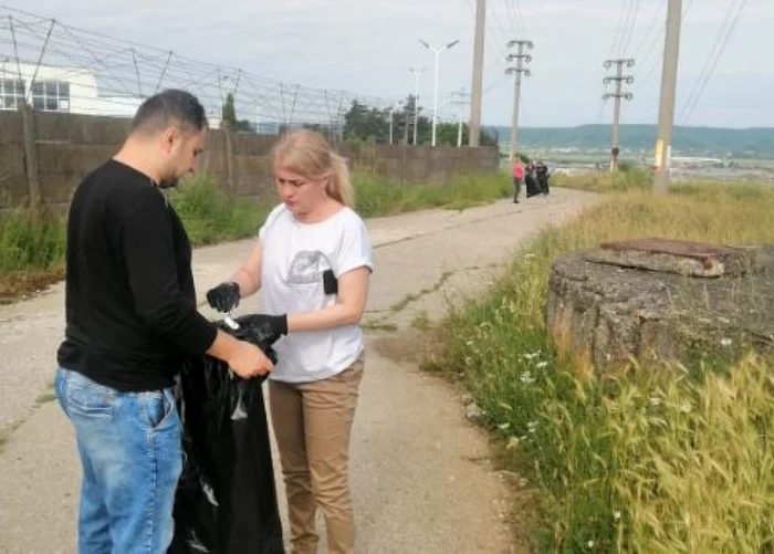 Deţinuţi ai Penitenciarului Mioveni, la acţiunea de ecologizare oraganizată de Primărie cu prilejul  Zilei Mediului