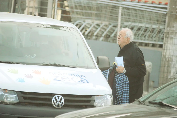 
    Actorul de 75 de ani aleargă de la un serviciu la altul, chiar dacă în urmă cu un an a trecut printr-un transplant de rinichiFoto: CAPS  