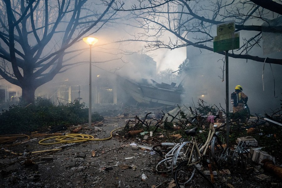 Un bloc de apartamente din Haga „s-a prăbuşit parţial” după o explozie