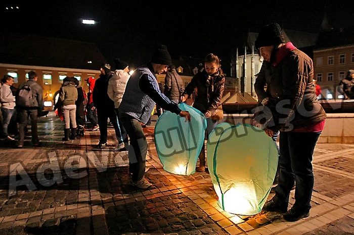 Cerul Braşovului, luminat de felinare din hartie