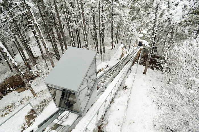 
    Unghiul de înclinare este  de 37 de grade  