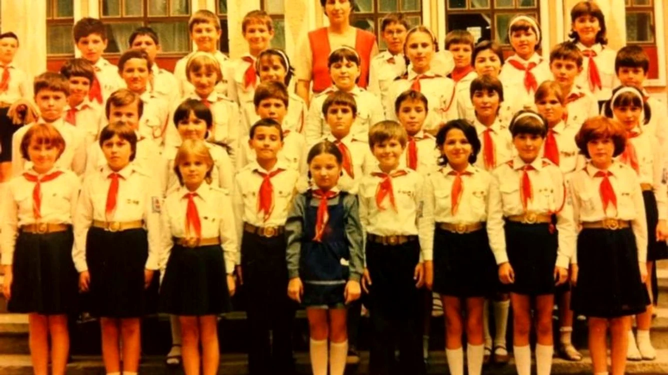 
    Unele școli au reintrodus uniformele, dar acestea sunt colorate și vesele, după gustul părințilorFOTO: Click!  