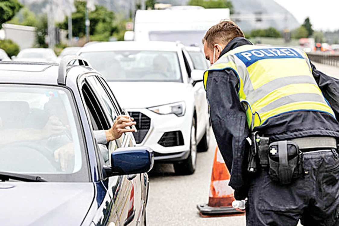 Poliţiştii verifică dacă oamenii respectă măsurile