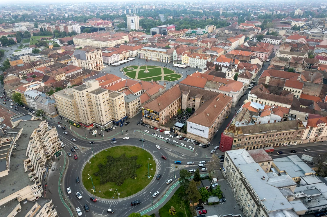 Cazarma U și sensul giratoriu din Piața Mărăști FOTO Triade